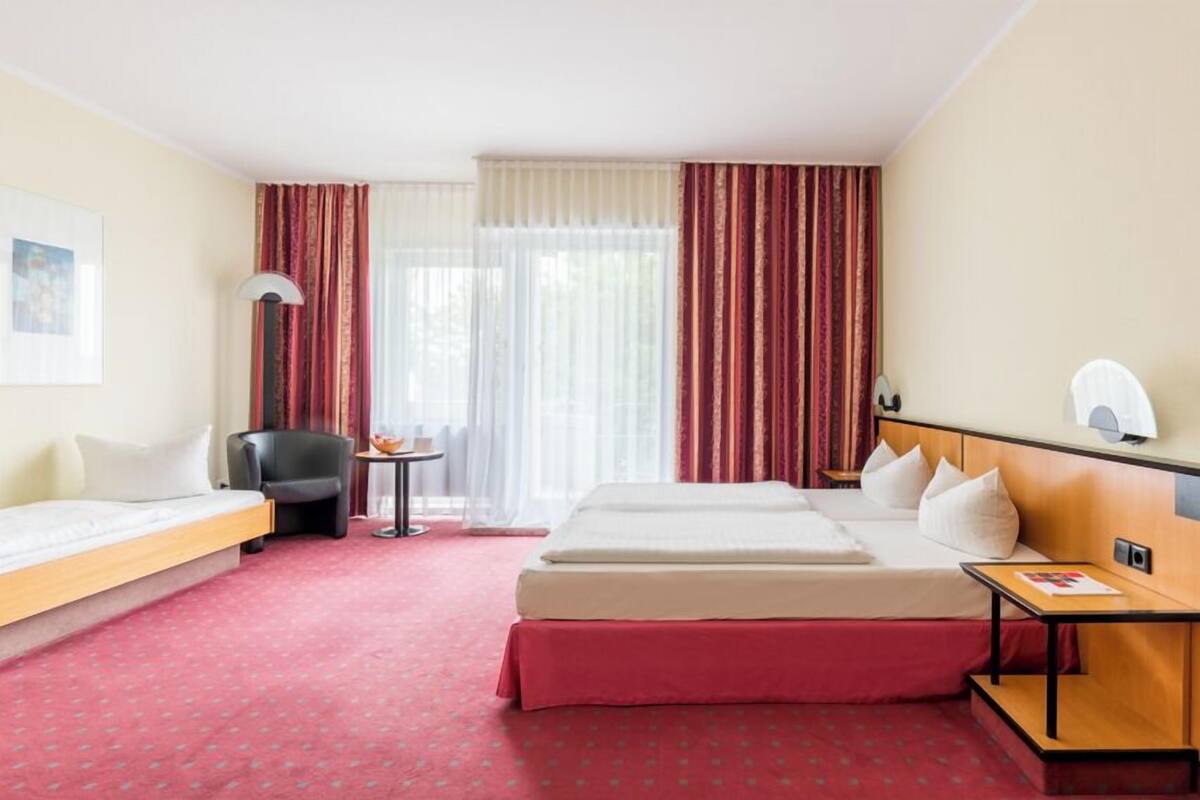 Standard Triple Room, Balcony | Hypo-allergenic bedding available, minibar, in-room safe, desk