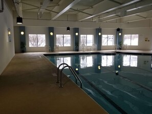 Una piscina cubierta, una piscina al aire libre