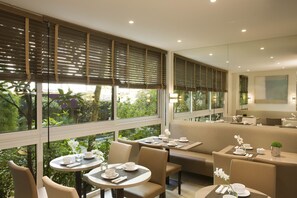 Petit déjeuner buffet (17 EUR par personne)