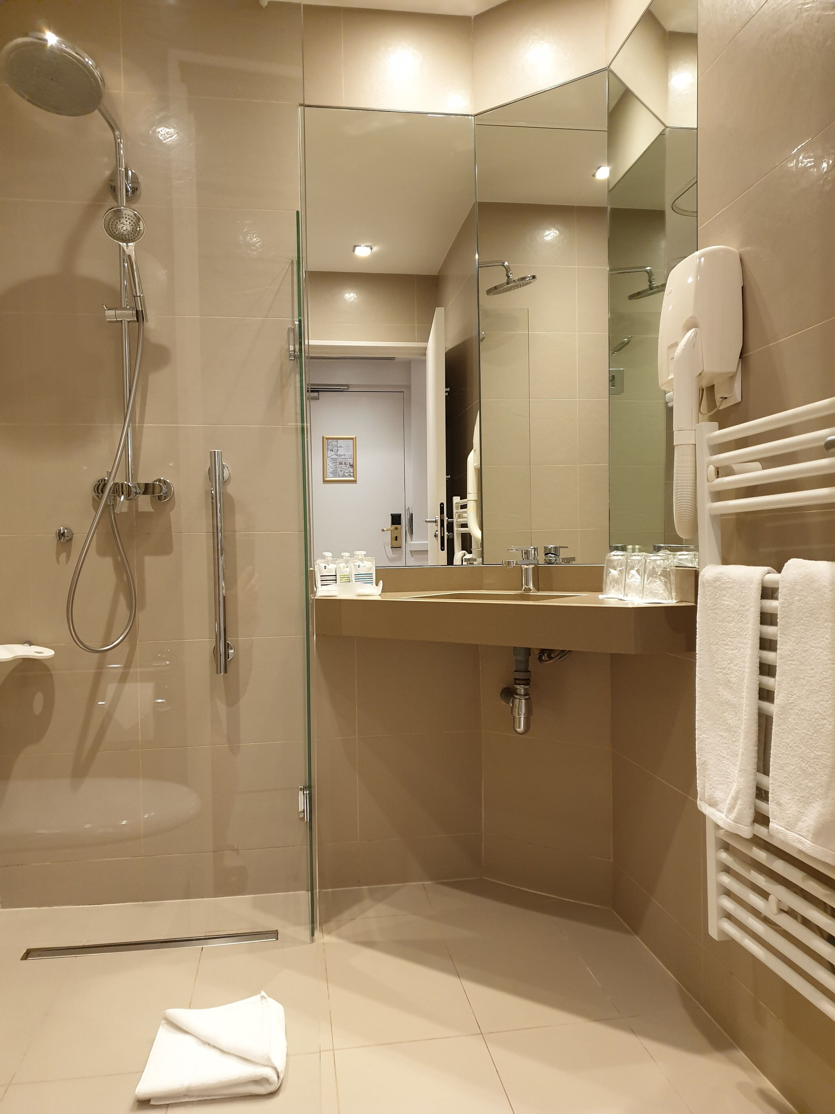 triple room | bathroom | shower, free toiletries, hair dryer, towels