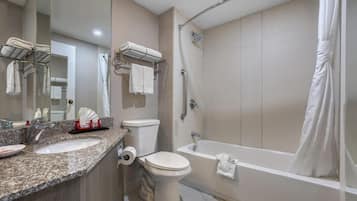 Standaard kamer, 1 kingsize bed, niet-roken, koelkast en magnetron | Badkamer | Een bad/douchecombinatie, gratis toiletartikelen, een haardroger