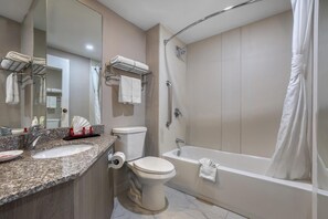 Duschwanne, kostenlose Toilettenartikel, Haartrockner, Handtücher