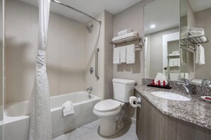 Habitación estándar, 2 camas matrimoniales, para no fumadores, refrigerador | Baño | Tina con regadera, amenidades de baño gratuitas, secadora de cabello 