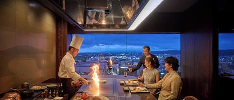 4 restaurants, breakfast served