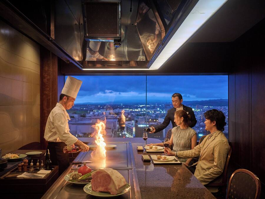 4 restaurants; breakfast, lunch and dinner served