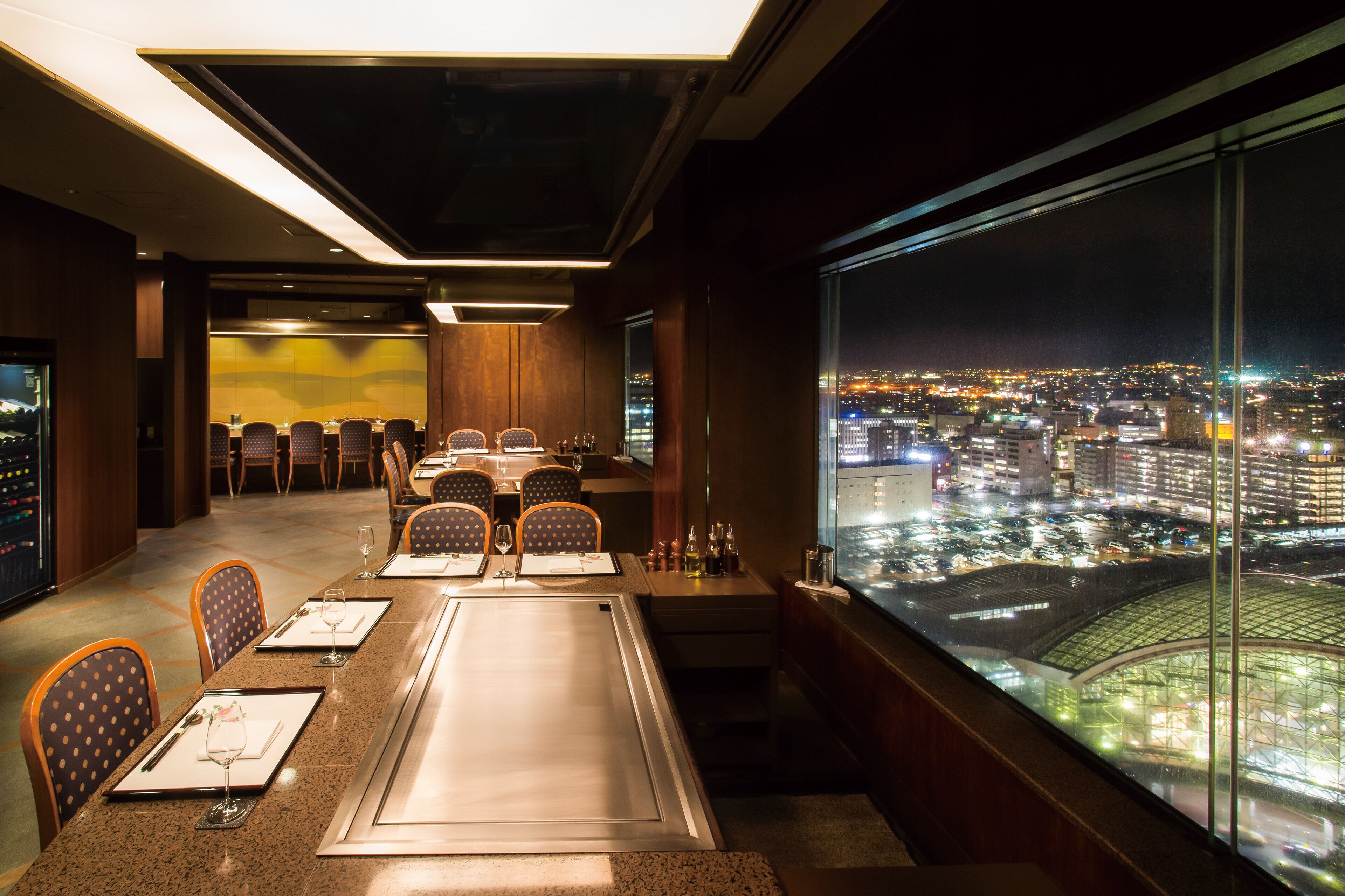 4 restaurants, breakfast served