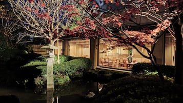 4 restaurants, breakfast served