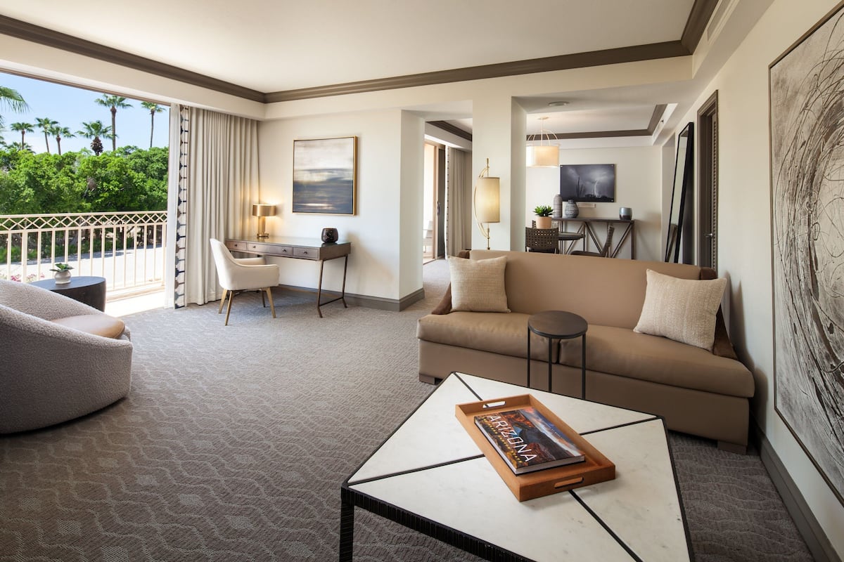 Executive Suite, 1 Bedroom, Non Smoking | Living room