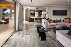 프레지덴셜 스위트, 침실 2개 | 거실 공간 | 케이블 채널 시청이 가능한 55인치 LED TV, TV, 넷플릭스