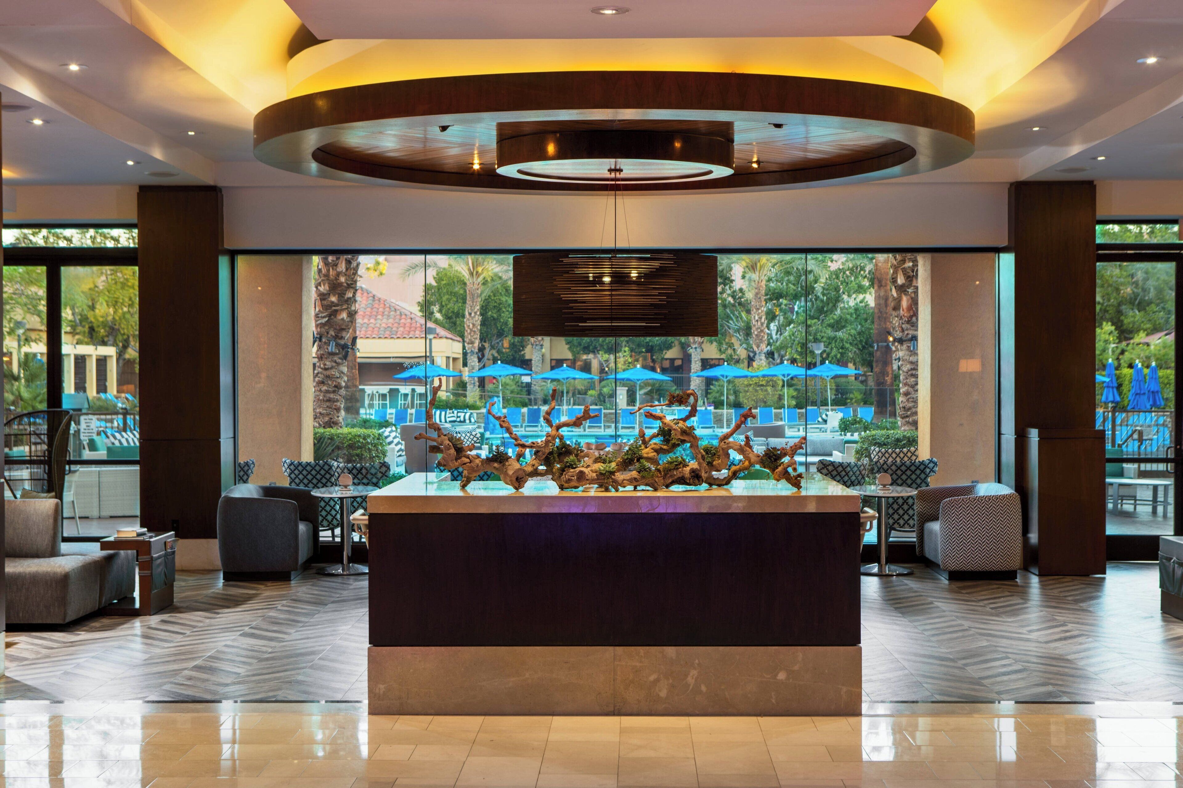 2 bars/lounges, lobby lounge