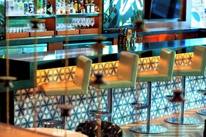 2 bars/lounges, lobby lounge