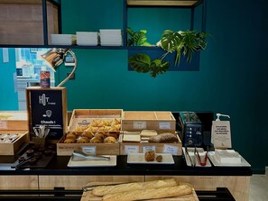 Colazione a buffet, servita tutte le mattine (13.90 EUR a persona) 