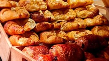 Petit déjeuner buffet servi tous les jours en supplément