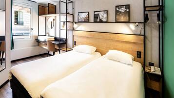 Chambre Standard, 2 lits une place | Coffres-forts dans les chambres, bureau, rideaux occultants