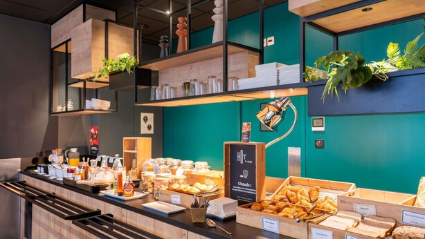 A breakfast buffet with various food items and a sign for 'HOT THING' cafe. - ibis Pau Centre (Pau)
