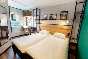 Chambre Standard, 2 lits une place | Coffres-forts dans les chambres, bureau, rideaux occultants
