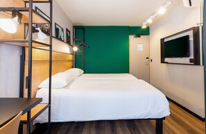 Standard Room, 2 Single Beds | In-room safe, desk, blackout curtains, soundproofing