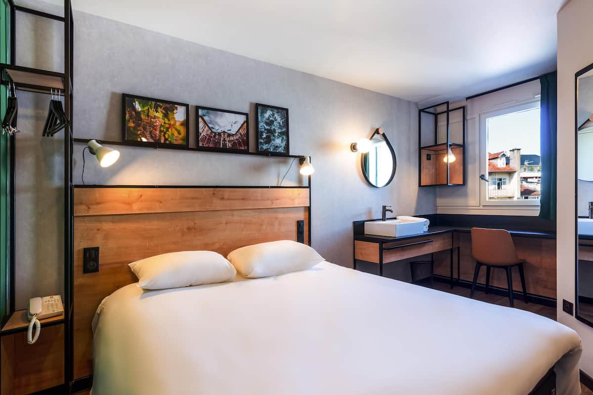 Caja de seguridad en la habitación, escritorio y cortinas blackout