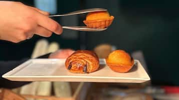 Petit déjeuner buffet servi tous les jours en supplément