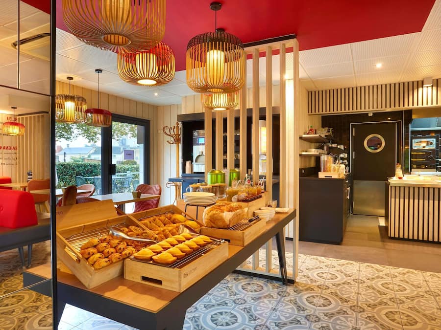 Petit déjeuner buffet (13.90 EUR par personne)