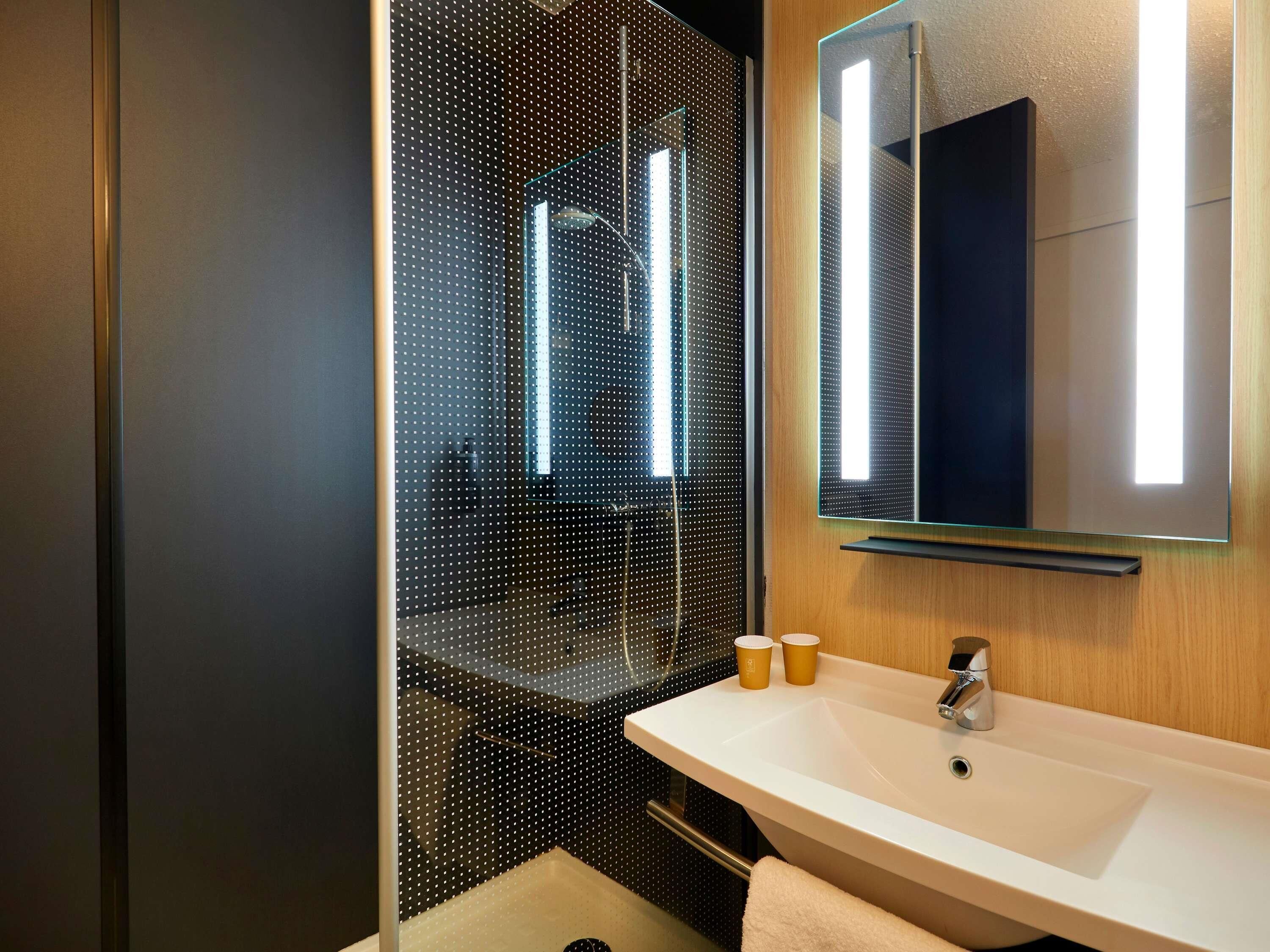 standard room, 2 single beds | premium bedding, desk, laptop workspace, soundproofing