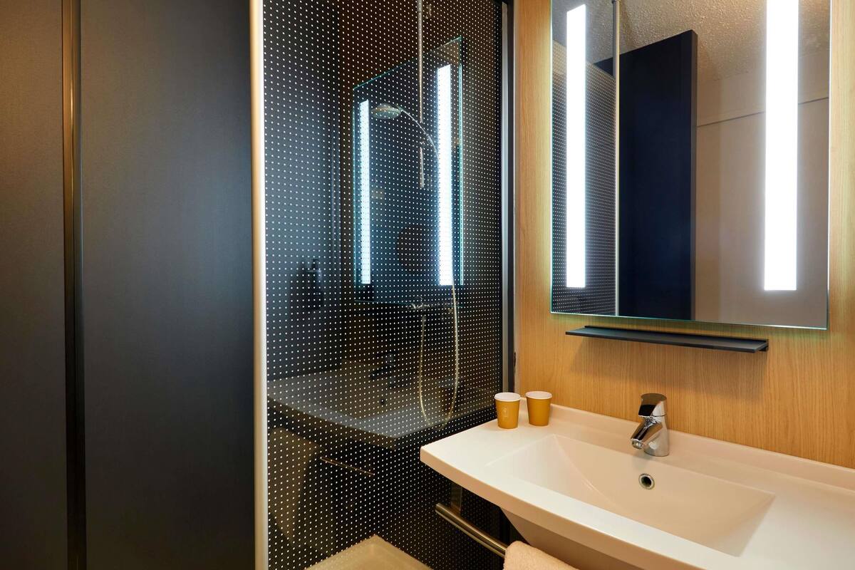 standard room, 2 single beds | premium bedding, desk, laptop workspace, soundproofing