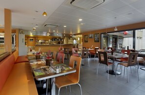 Serveert lunch, diner, Franse gerechten, openlucht dineren 