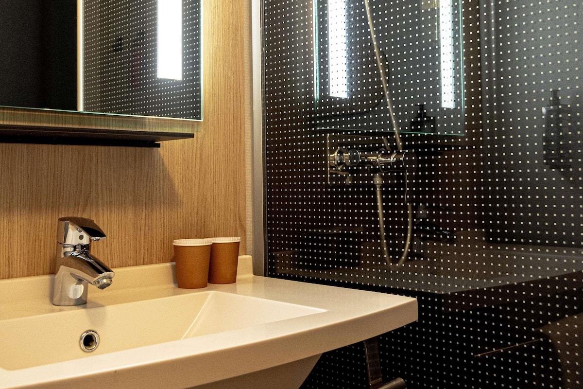 standard room, 1 double bed | premium bedding, desk, laptop workspace, soundproofing