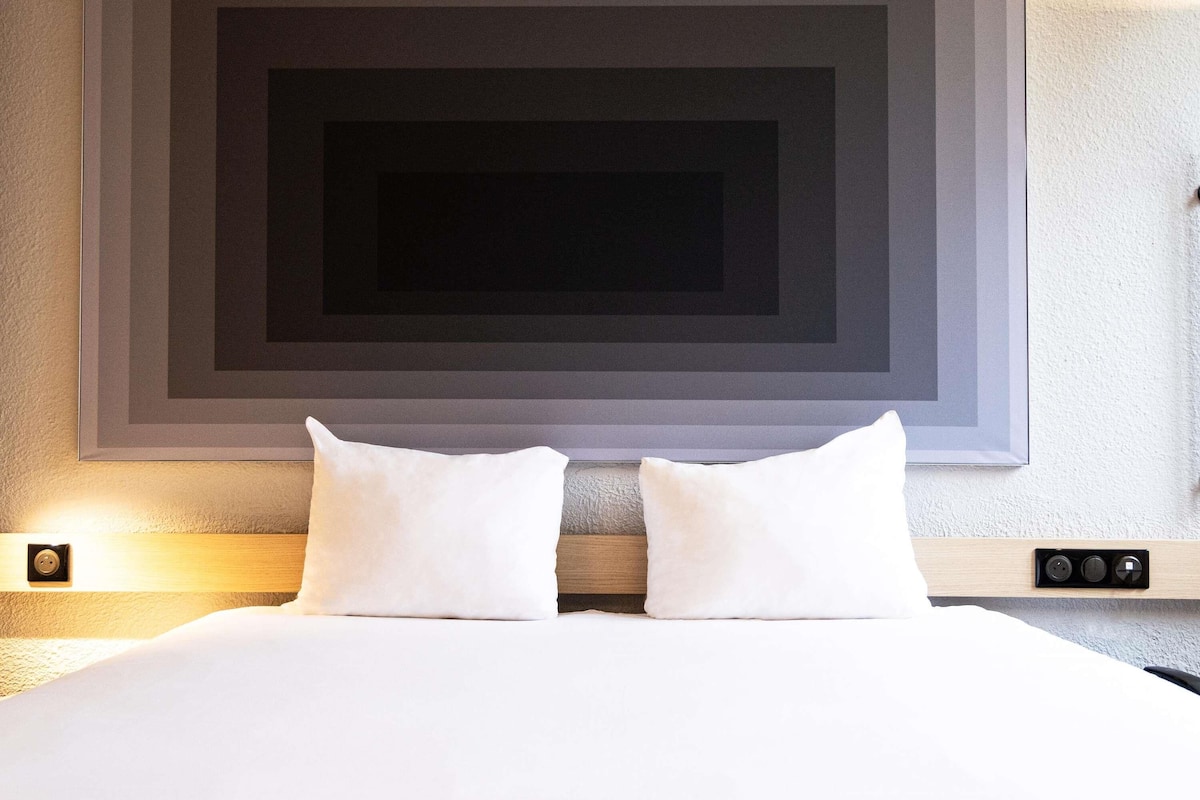 standard room, 1 double bed | premium bedding, desk, laptop workspace, soundproofing