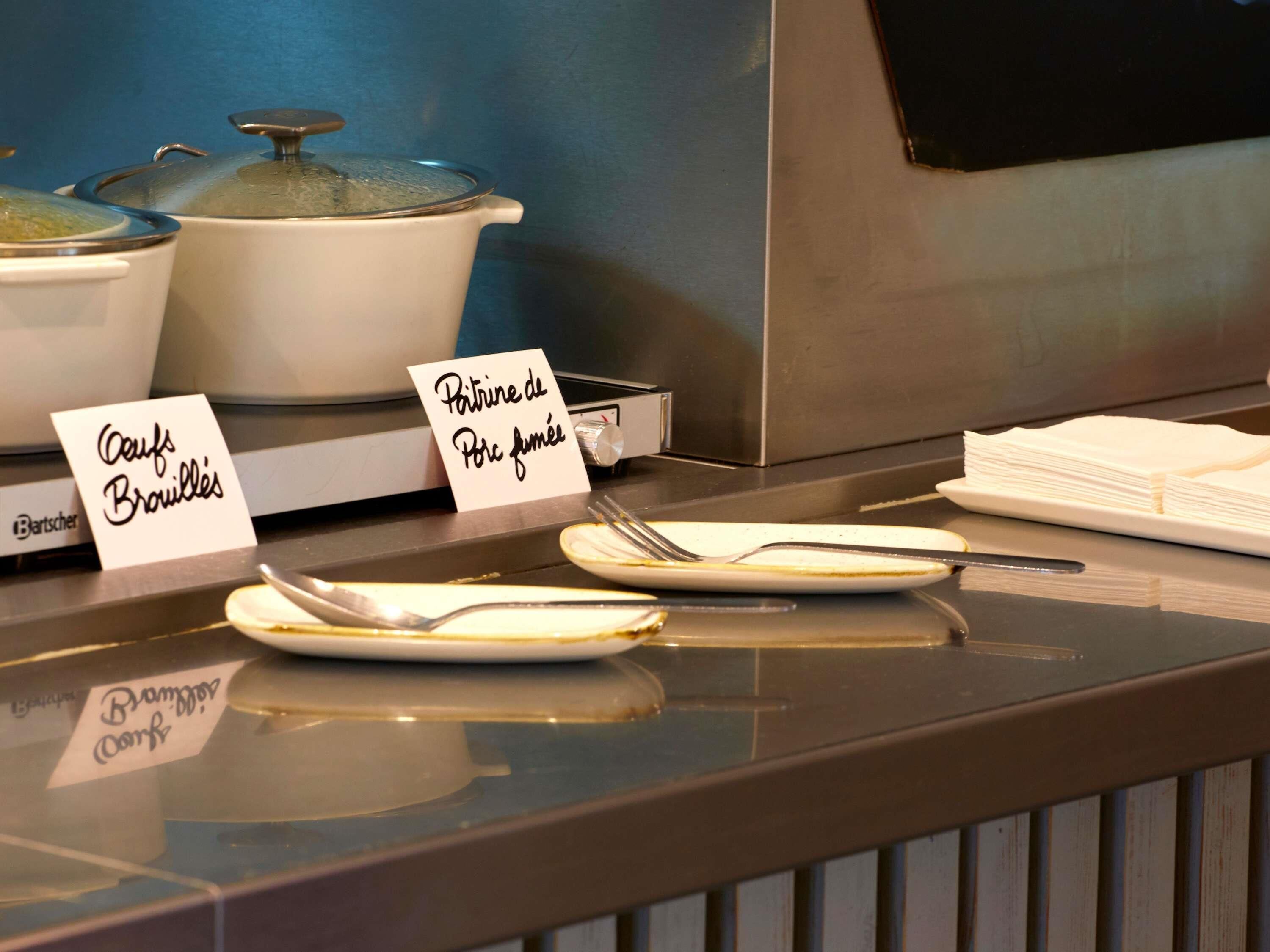 A buffet area with labeled dishes, including 'Couscous Brousilles' and 'Pâtisserie de Pâté fumé'.