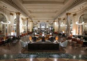 供应早餐、午餐和晚餐，地方菜