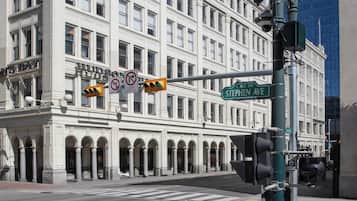 Un edificio histórico con arquitectura clásica, una intersección de calles y un ciclista.