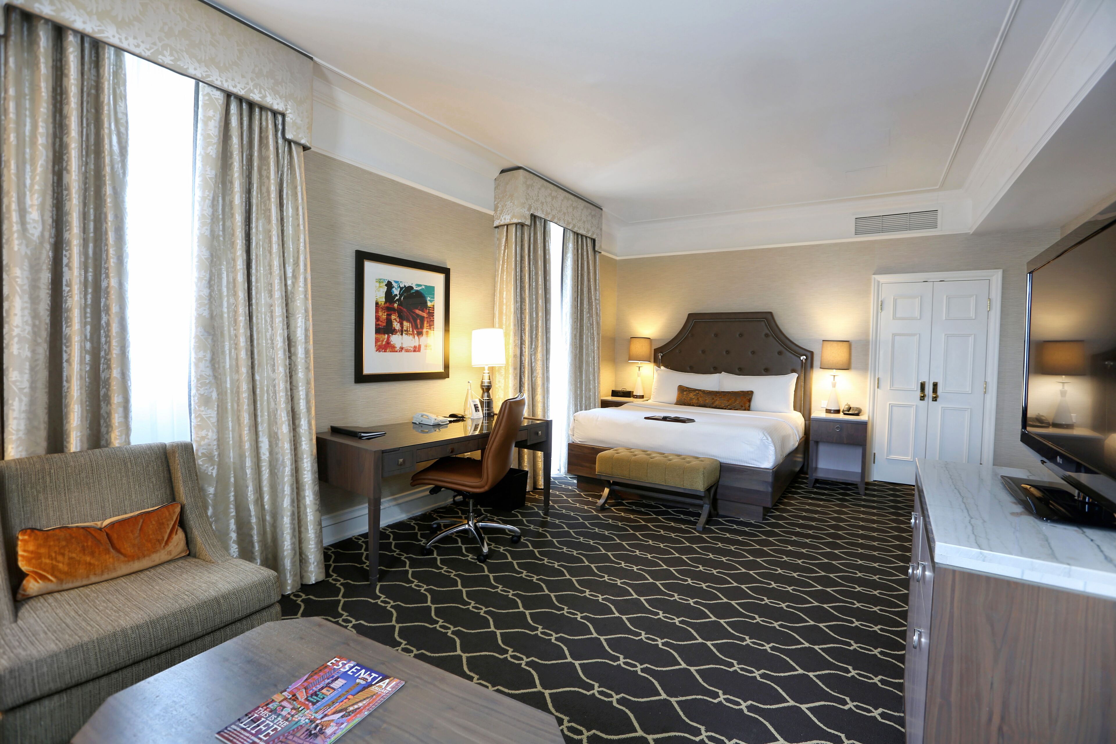 Signature Room, 1 King Bed, Non Smoking | Hypo-allergenic bedding, down comforters, minibar, in-room safe