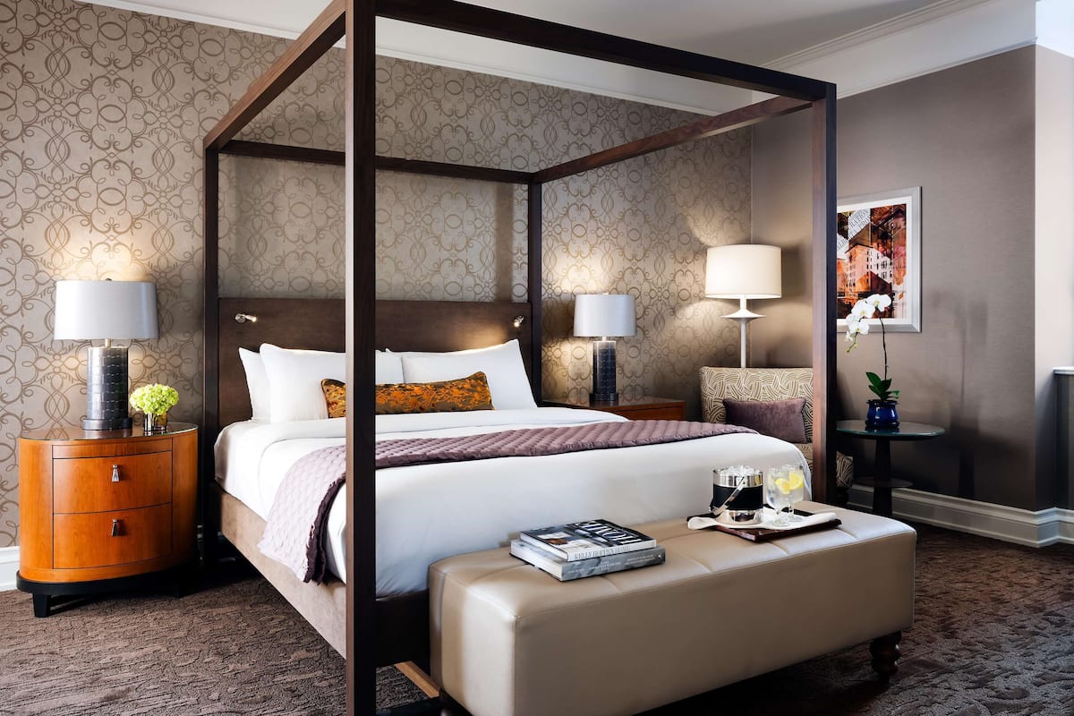 Fairmont Gold, Junior Suite, 1 Katil Raja (King), Non Smoking | Peralatan tempat tidur hipoalergenik, gebar bulu kapas, bar mini