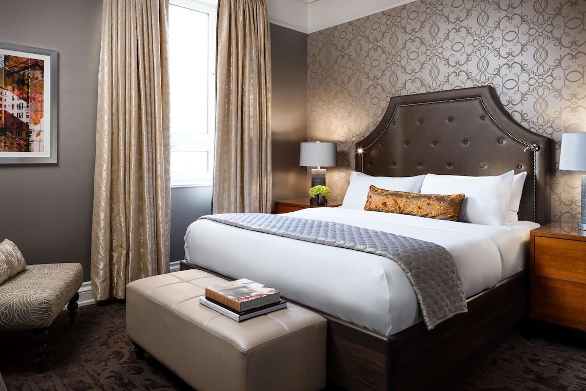 Room, 1 King Bed | Hypo-allergenic bedding, down comforters, minibar, in-room safe