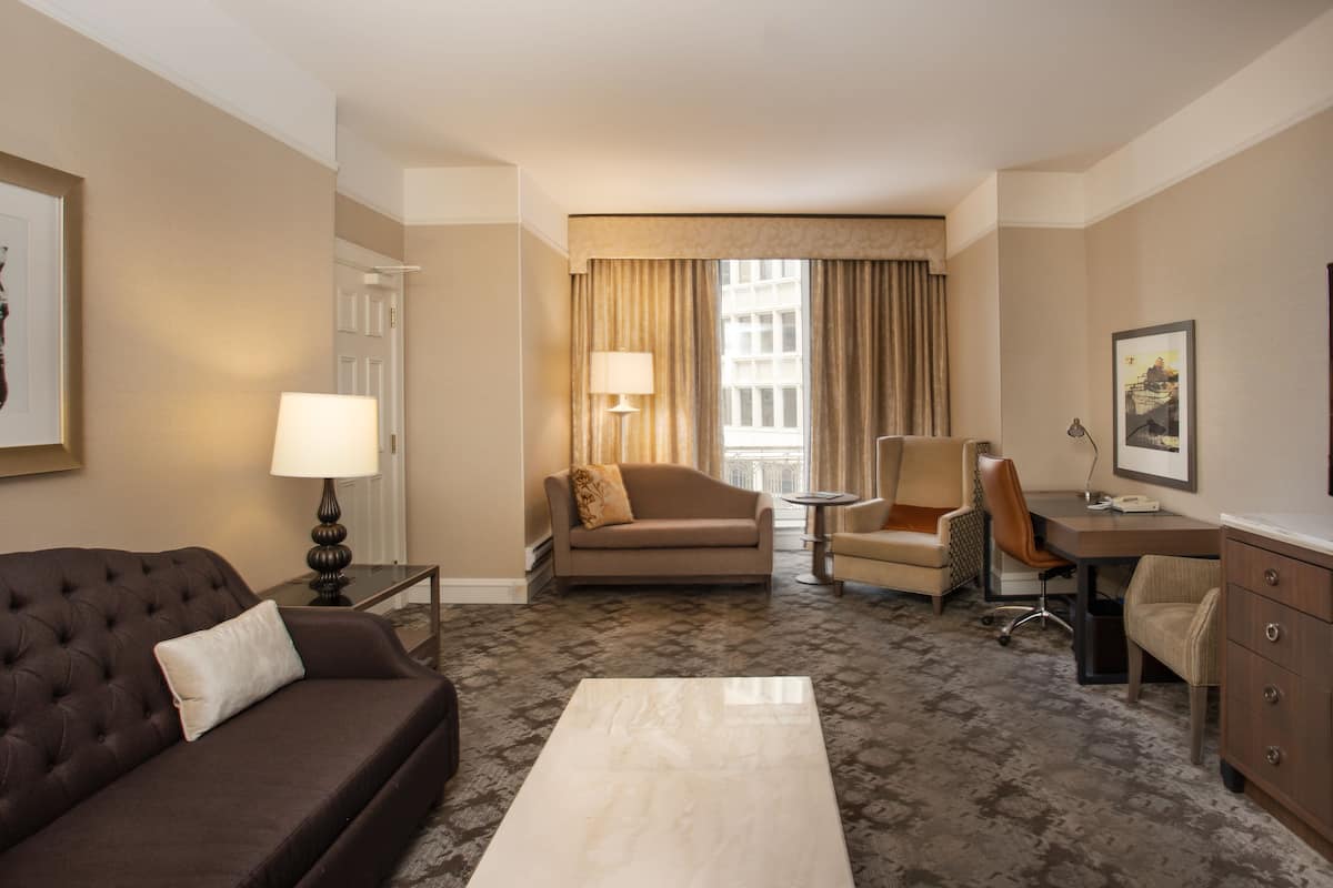 Hypo-allergenic bedding, down comforters, minibar, in-room safe