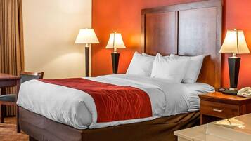 Escrivaninha, cortinas blackout, ferros/tábuas de passar roupa