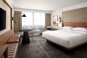 Ropa de cama de alta calidad y caja de seguridad en la habitación 