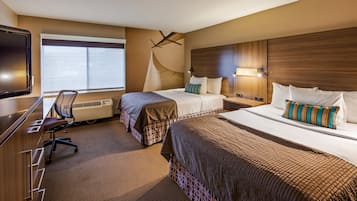 Habitación tradicional, 2 camas de matrimonio, vistas a la ciudad | Caja fuerte, escritorio, cortinas opacas y tabla de planchar con plancha