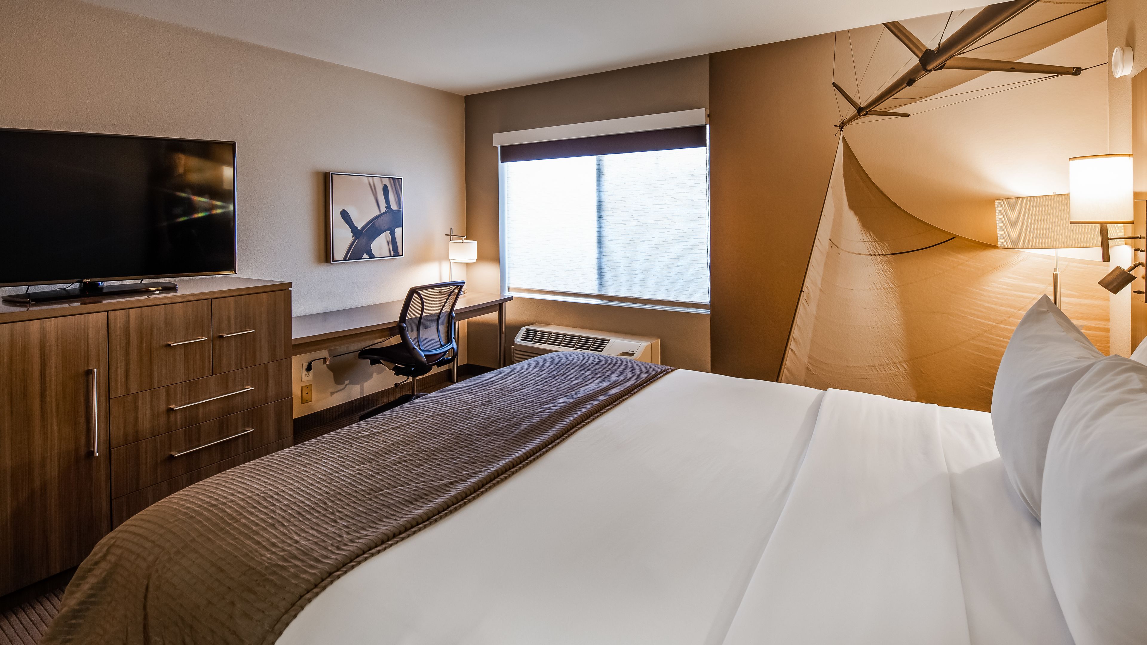 traditional room, 1 king bed, city view | in-room safe, desk, blackout curtains, iron/ironing board