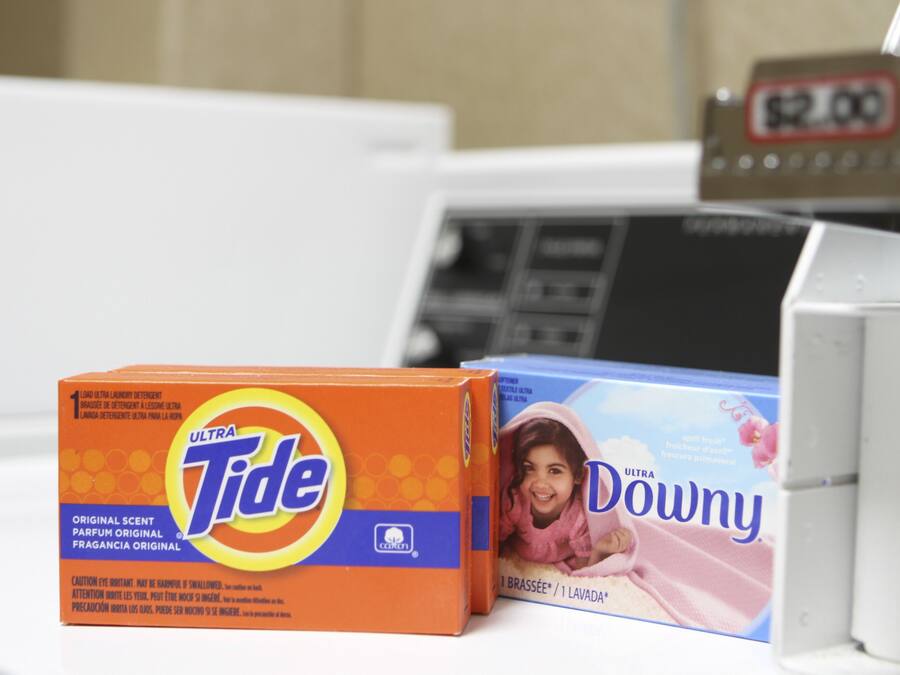 Cajas de detergente Tide y Downy sobre una encimera.