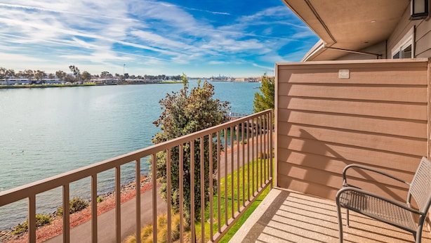 A balcony with a view of a river and city skyline. - Executive Inn & Suites Embarcadero Cove (Oakland)