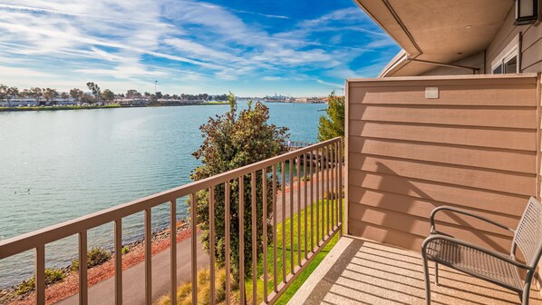 Traditional Room, 1 King Bed, Water View | Vue du balcon