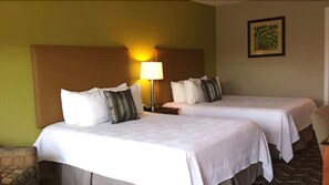 Senger med overmadrass, skrivebord og strykejern/-brett