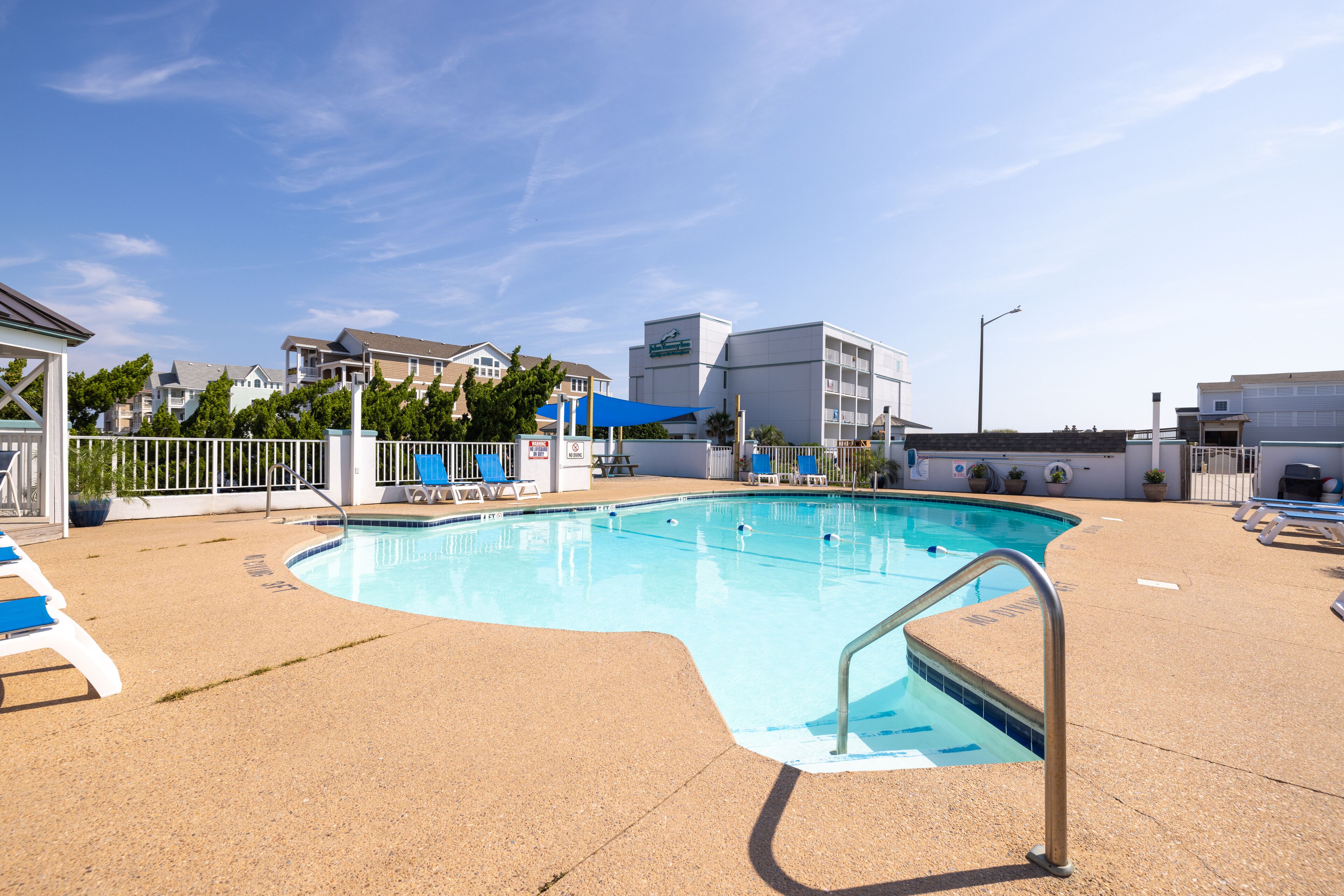 outdoor pool, open 10 am to 10 pm, pool loungers