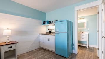 Junior Studio Suite, 1 King Bed, Kitchenette | Private kitchen