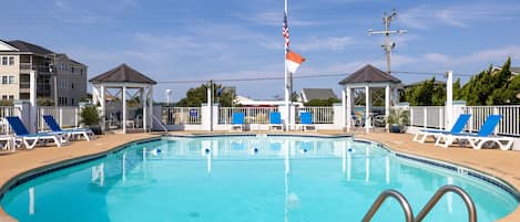 Piscine extérieure, accÚs possible de 10 h à 22 h, chaises longues