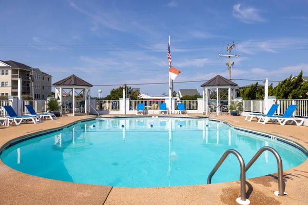 Ulkouima-allas avoinna 10.00–22.00, aurinkotuoleja