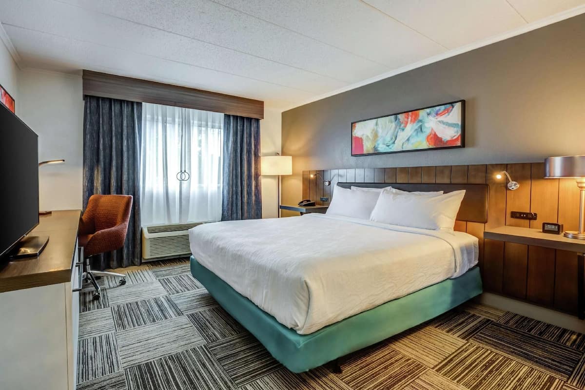 In-room safe, laptop workspace, iron/ironing board, free WiFi
