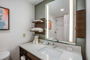 Ensemble douche/baignoire, articles de toilette gratuits, sèche-cheveux